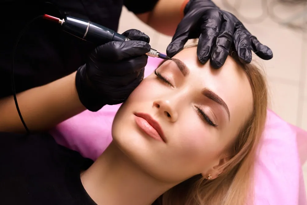 Devenir styliste des cils après une formation en extension de cils