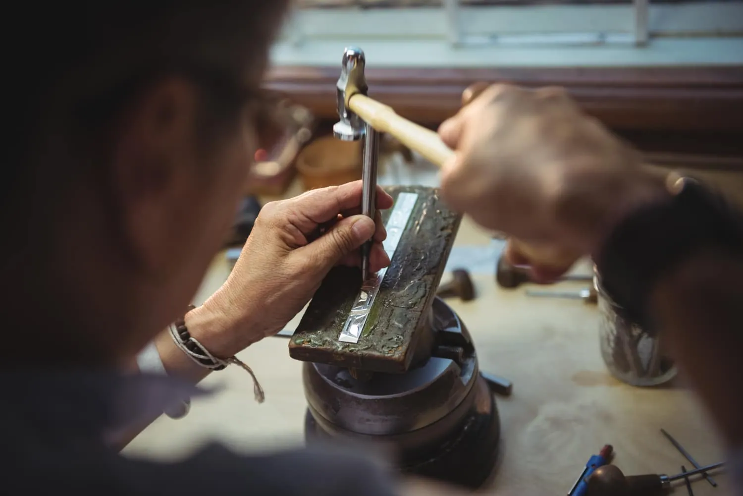 Fabrication de bijoux en fil d’or