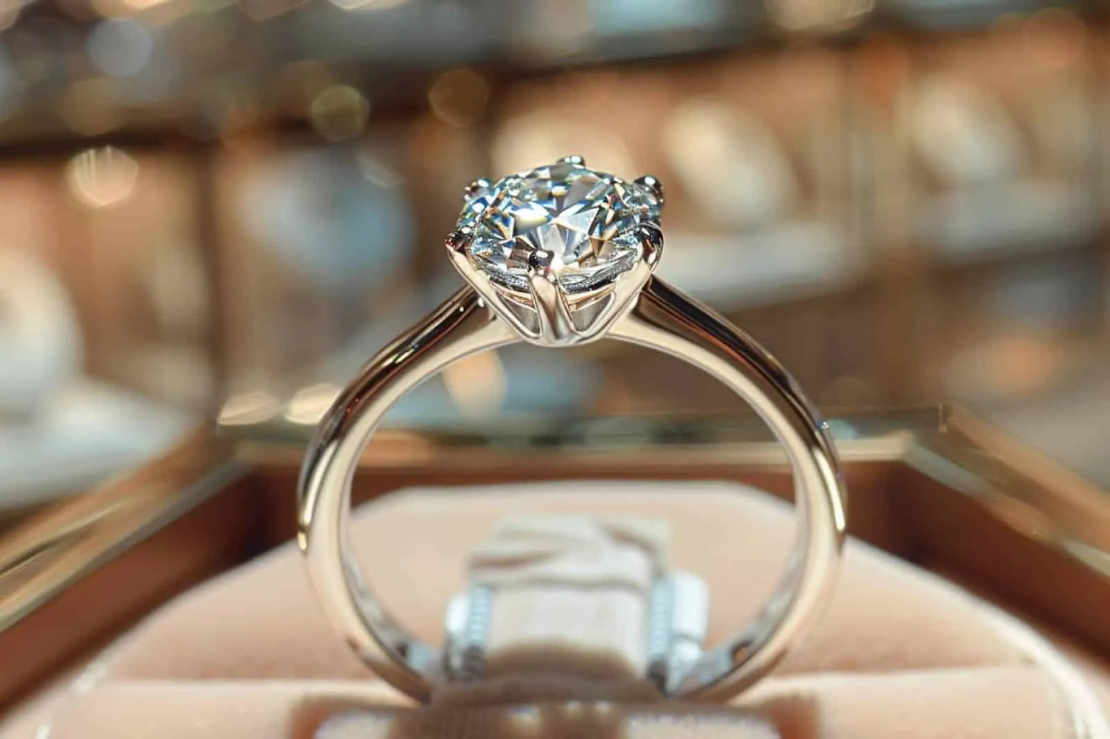 Pourquoi la bague de fiançailles Tiffany est-elle si prisée ?